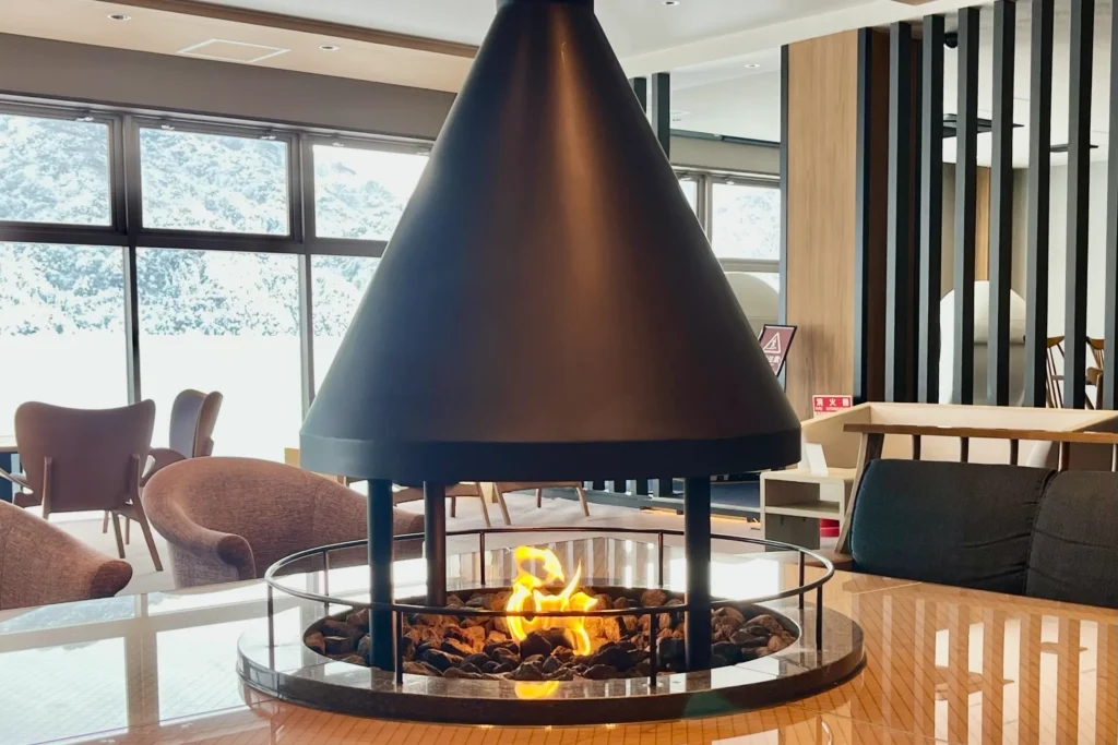 城崎溫泉飯店內的現代黑色火爐,火光溫暖明亮。