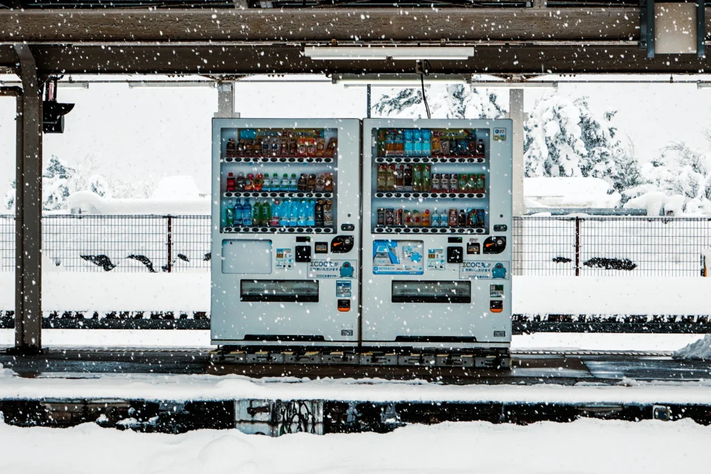 城崎溫泉車站月台上被雪包圍的自動販賣機。