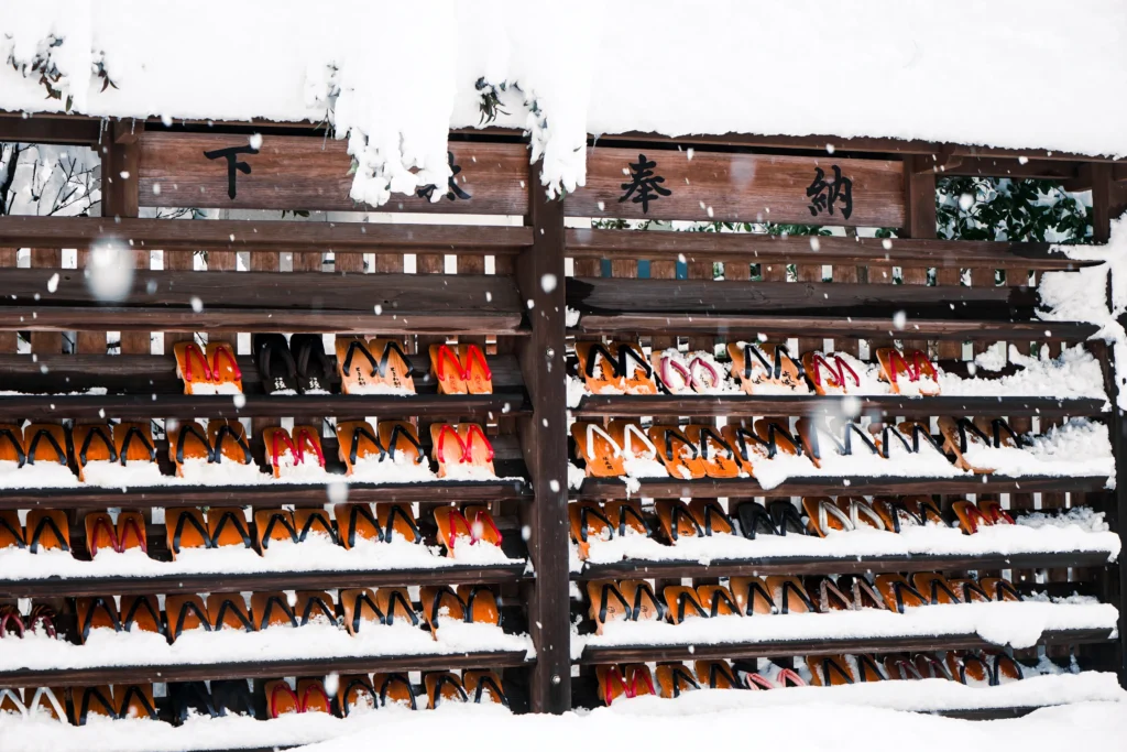 城崎溫泉外湯提供的傳統木屐排列在木架上。