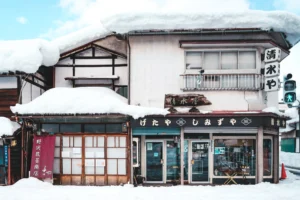 福島會津若松城（鶴之城）冬季厚實積雪與銀白公園景觀。