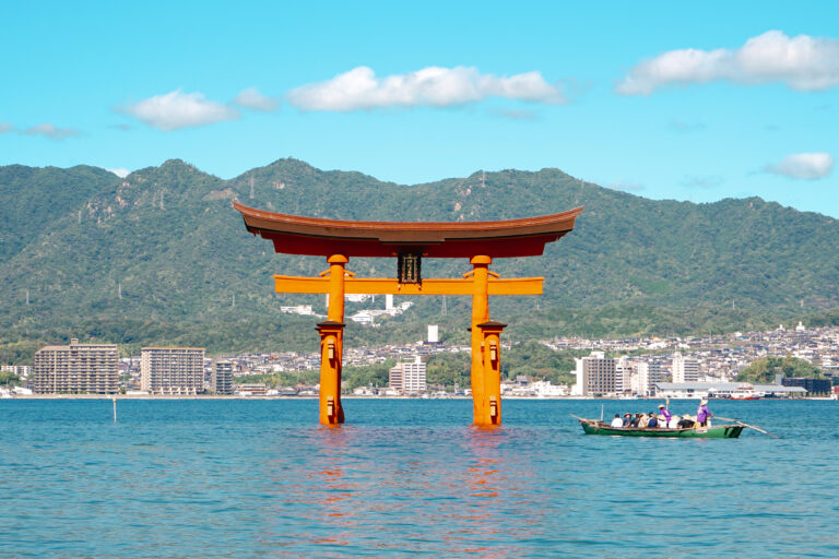 日本神社鳥居入口象徵神域