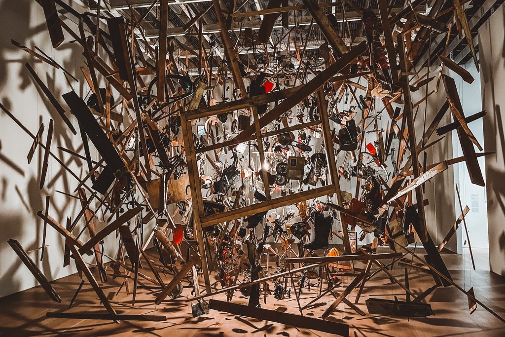 柯妮利亞・帕克（Cornelia Parker）《Cold Dark Matter》爆炸殘骸裝置藝術
