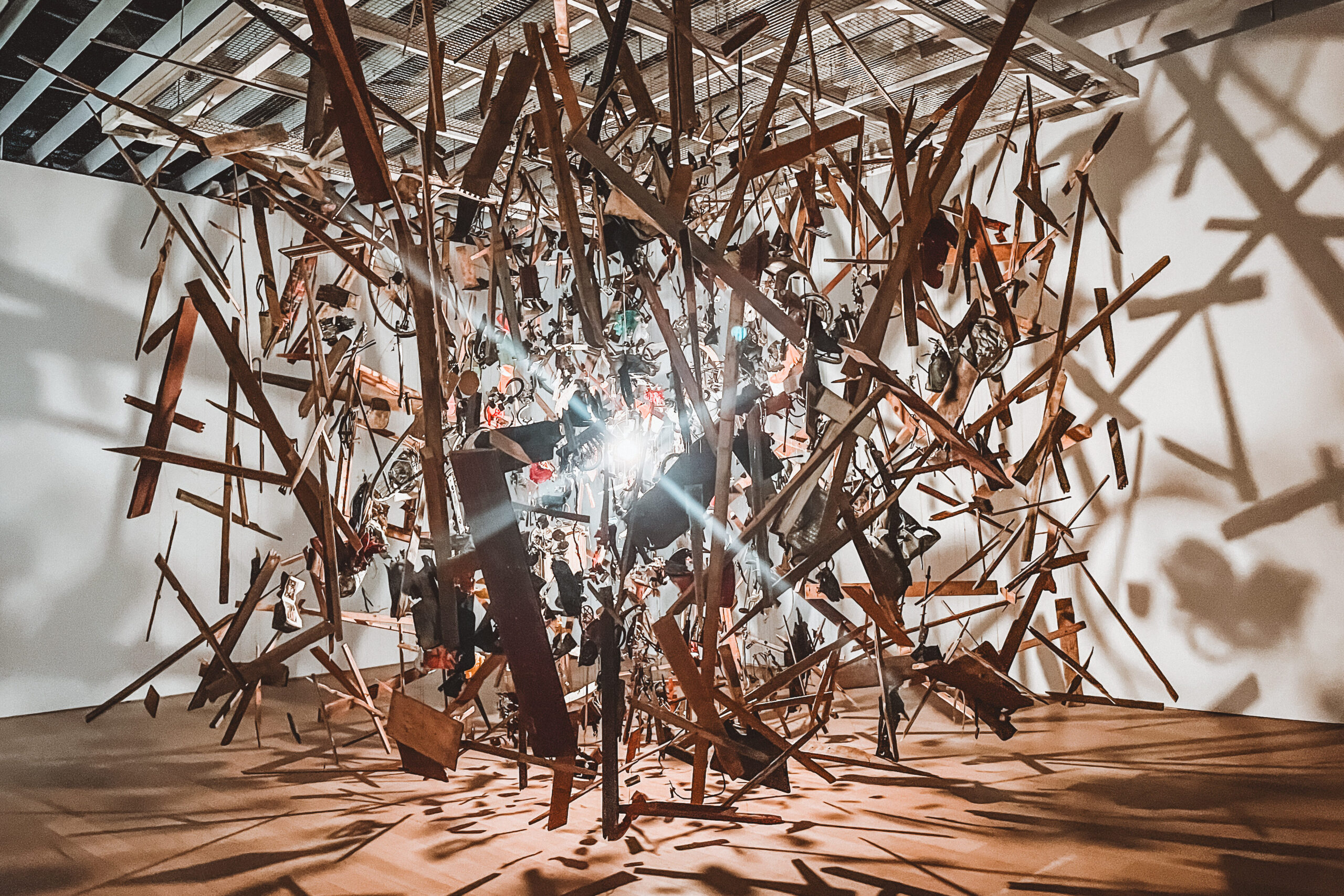 柯妮利亞・帕克（Cornelia Parker）《Cold Dark Matter》爆炸殘骸裝置藝術