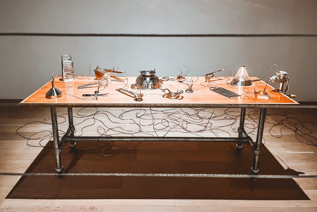 莫娜・哈透姆（Mona Hatoum）《Home》以通電家用器具與金屬阻隔呈現熟悉與危險並存的裝置藝術作品