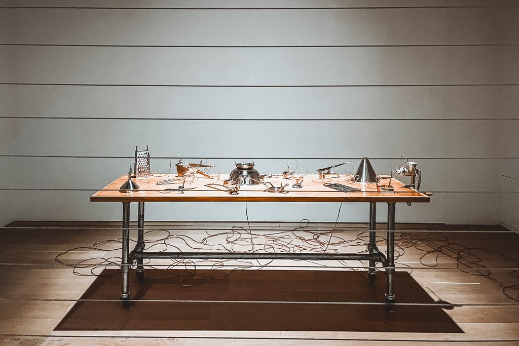 莫娜・哈透姆（Mona Hatoum）《Home》以通電家用器具與金屬阻隔呈現熟悉與危險並存的裝置藝術作品