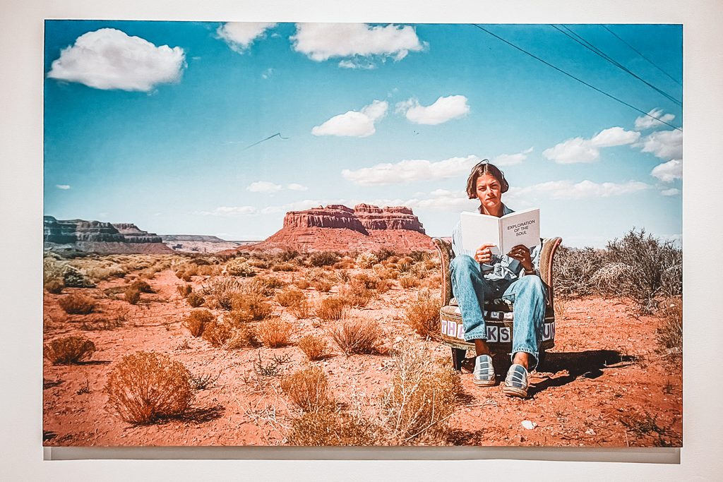 翠西・艾敏（Tracey Emin）《Monument Valley (Grand Scale)》以祖母留下的椅子、文字與家族記憶構成的自傳式藝術作品